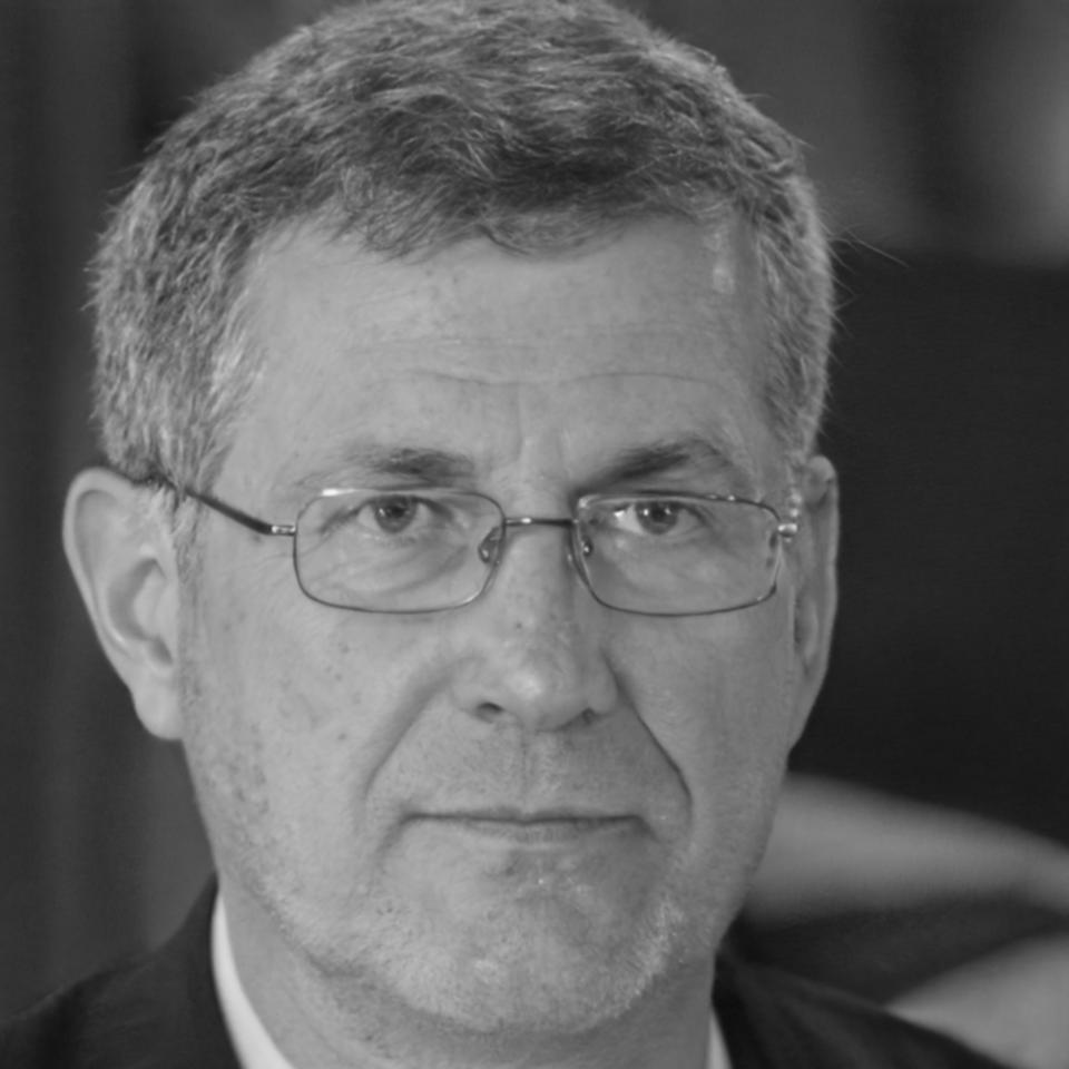 Portrait de Marc Dubois, instructeur en analyse financière