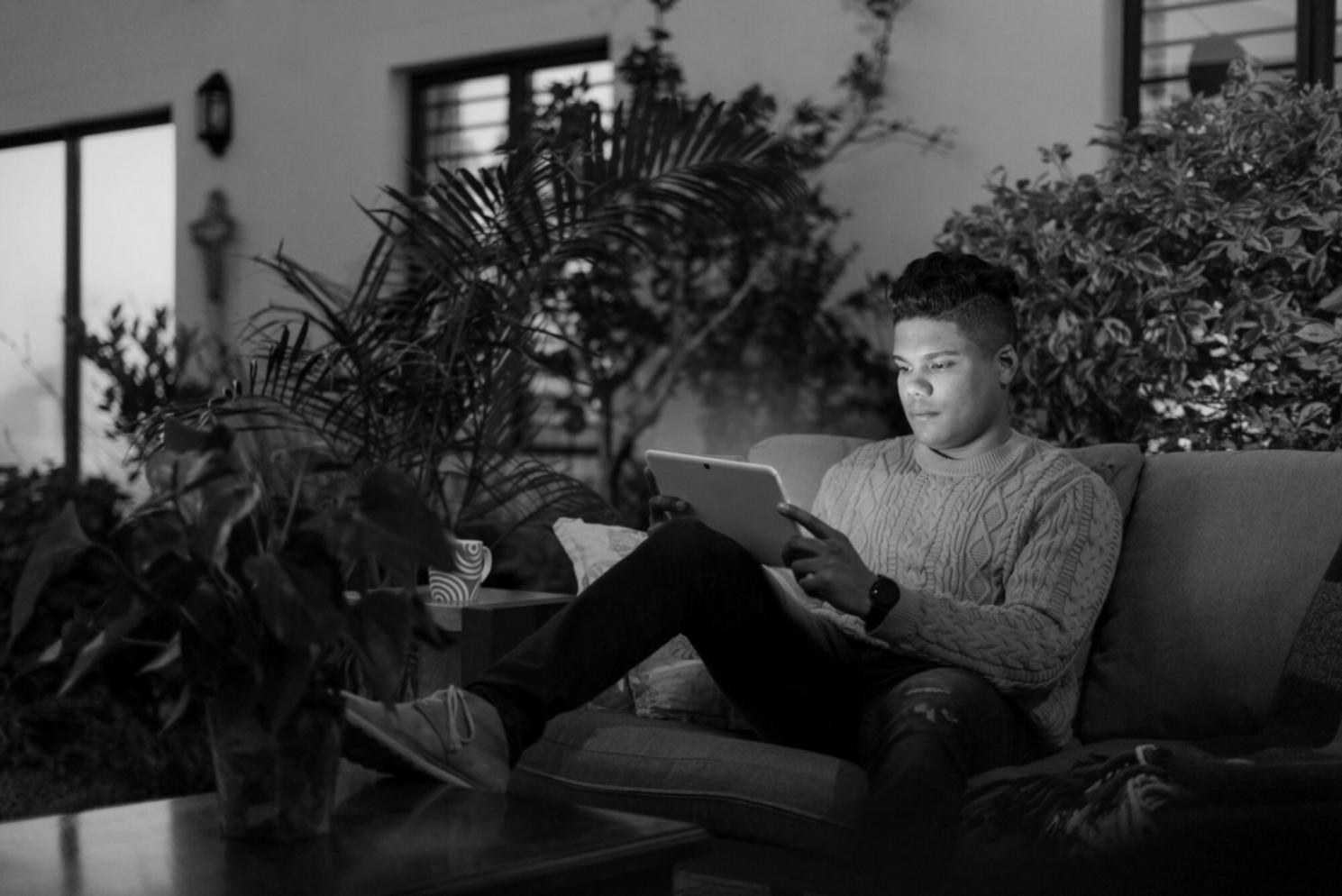 Environnement d'apprentissage moderne avec ordinateurs et tableaux interactifs